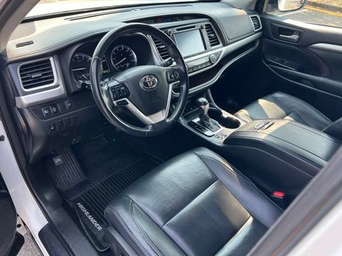 Used 2017 Toyota Highlander XLE w/ Carpet Mat Package AWD/4WD image 15