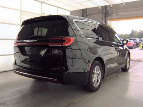 Used 2026 Chrysler Pacifica Select FWD image 4