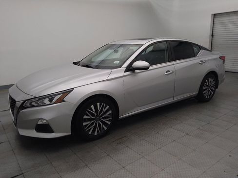 Used 2020 Nissan Altima 2.5 SR w/ Premium Package image 2