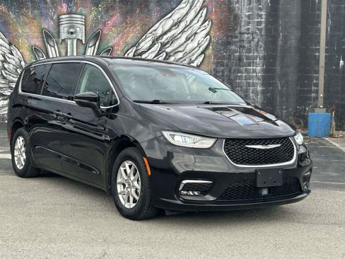 Used 2023 Chrysler Pacifica Touring-L FWD image 1