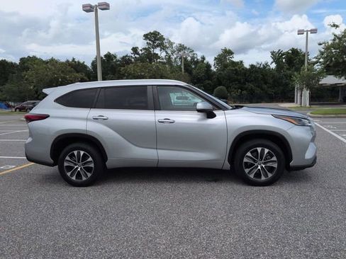 Used 2023 Toyota Highlander XLE FWD image 3