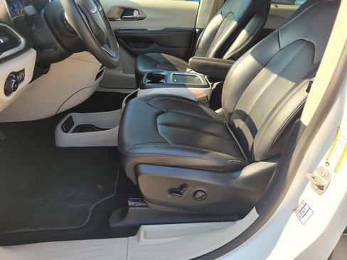 Used 2024 Chrysler Pacifica Touring-L FWD image 13