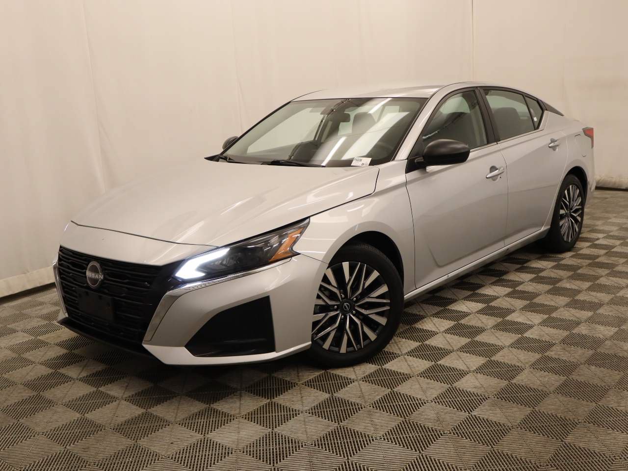 Used 2025 Nissan Altima 2.5 SV FWD image 1