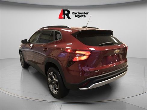 Used 2025 Chevrolet Trax LT w/ LT Convenience Package image 6