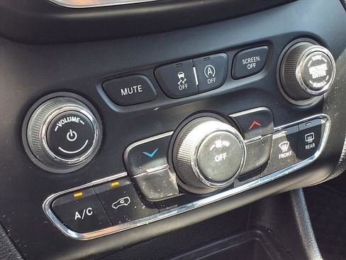 Used 2019 Jeep Cherokee Latitude Plus FWD image 15
