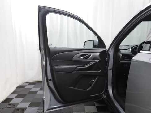 Used 2023 Chevrolet Traverse LT FWD image 4