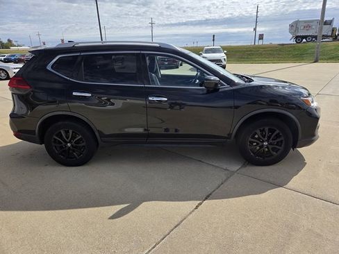 Used 2017 Nissan Rogue SV image 2