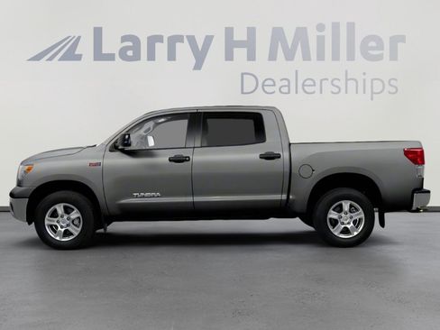 Used 2013 Toyota Tundra 4x4 CrewMax w/ Tow Pkg image 3