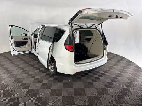 Used 2023 Chrysler Pacifica Touring-L FWD image 16