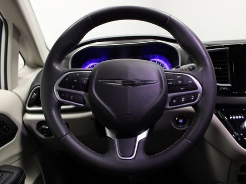 Used 2023 Chrysler Pacifica Touring-L FWD image 22