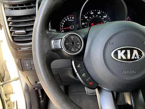 Used 2019 Kia Soul + image 10
