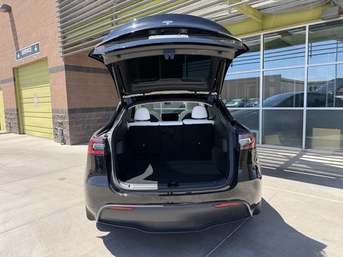 Used 2022 Tesla Model Y Long Range AWD/4WD image 38