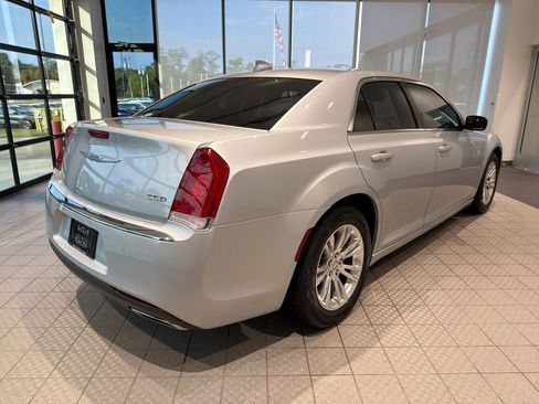 Used 2021 Chrysler 300 Touring w/ Driver Convenience Group image 5