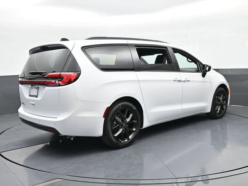 New 2026 Chrysler Pacifica Select image 6