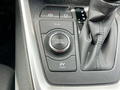 Used 2025 Toyota RAV4 LE AWD/4WD image 32