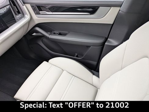 Used 2025 Porsche Cayenne image 20
