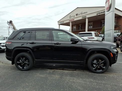 New 2025 Jeep Grand Cherokee Altitude image 2