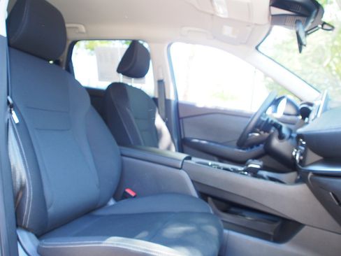 Used 2023 Nissan Rogue S FWD image 11