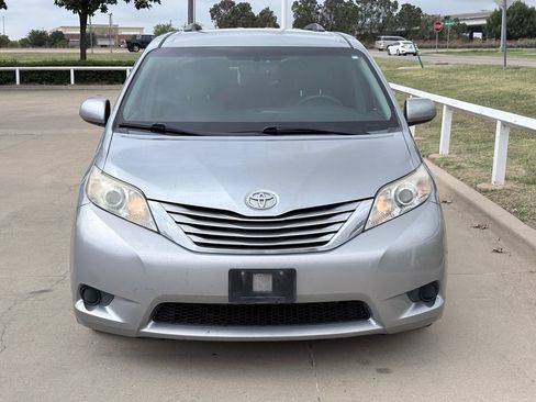 Used 2015 Toyota Sienna LE FWD image 2