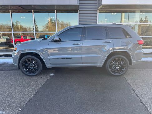 Used 2022 Jeep Grand Cherokee Laredo X image 2