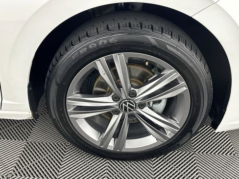 Used 2023 Volkswagen Jetta SE w/ Panoramic Sunroof Package image 11