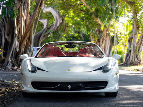Used 2013 Ferrari 458 Spider image 9