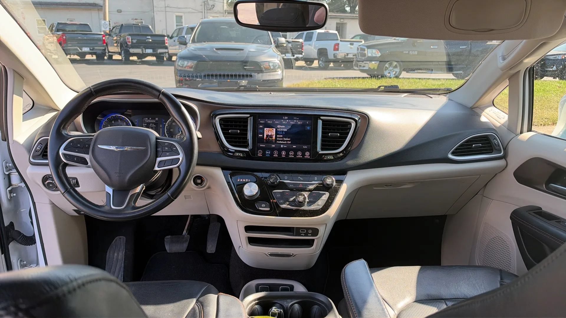 Used 2018 Chrysler Pacifica Touring-L w/ Tire & Wheel Group FWD image 13