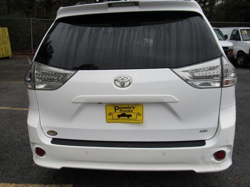 Used 2019 Toyota Sienna SE w/ SE Preferred Package FWD image 8
