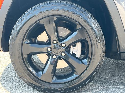 Certified 2022 Jeep Grand Cherokee L Laredo AWD/4WD image 12