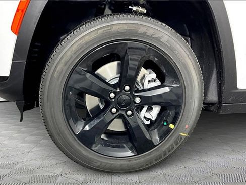 New 2025 Jeep Grand Cherokee L Altitude image 12