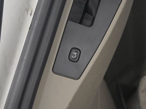 Used 2015 Chrysler Town & Country Touring w/ Driver Convenience Group image 21