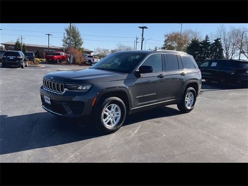 Used 2025 Jeep Grand Cherokee Laredo image 4