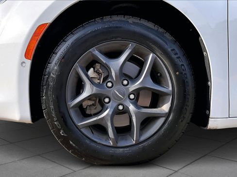 Used 2018 Chrysler Pacifica Touring-L Plus w/ Advanced Safetytec Group image 10