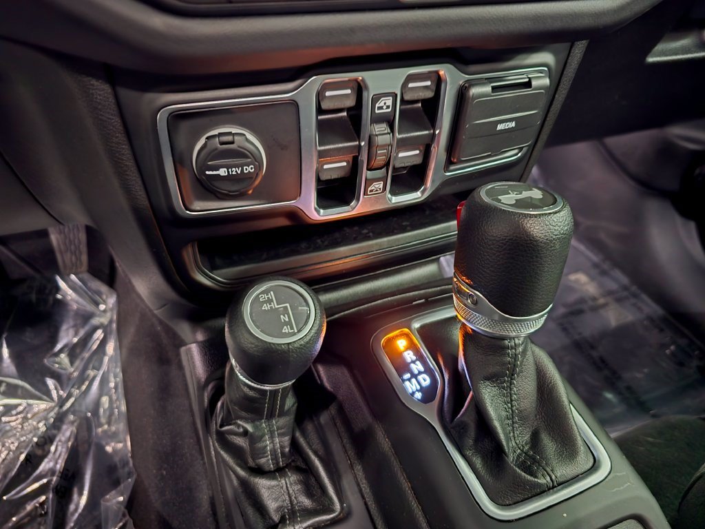Used 2025 Jeep Wrangler Unlimited Sahara AWD/4WD image 26