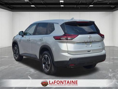 Used 2025 Nissan Rogue SV AWD/4WD image 3