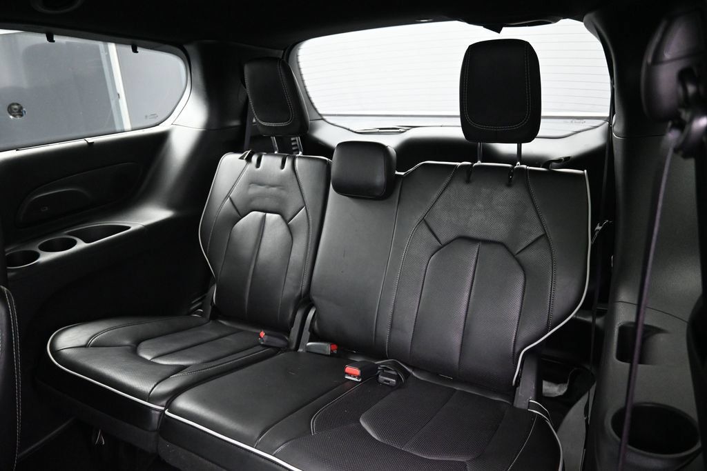 Used 2025 Chrysler Pacifica Limited FWD image 32