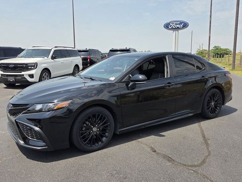 Used 2022 Toyota Camry SE w/ Convenience Package FWD image 3
