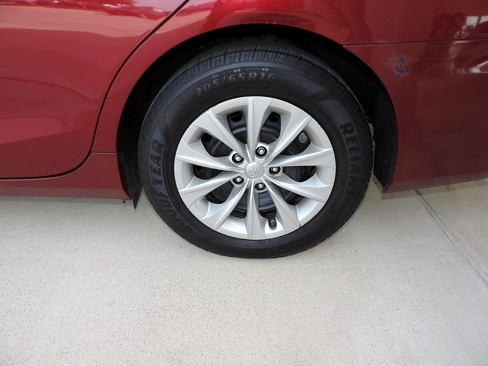 Used 2017 Toyota Camry LE FWD image 9