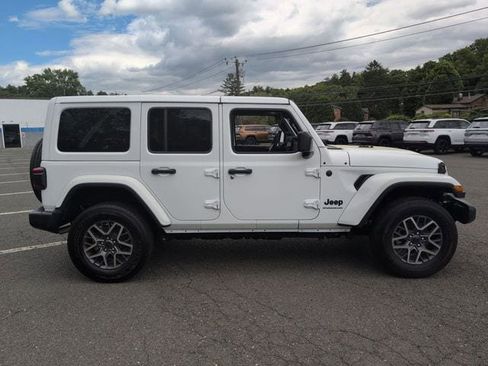 Used 2025 Jeep Wrangler Unlimited Sahara AWD/4WD image 4