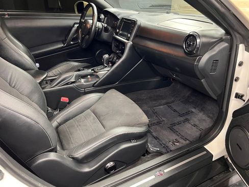 Used 2020 Nissan GT-R Premium w/ Premium Interior Package image 8