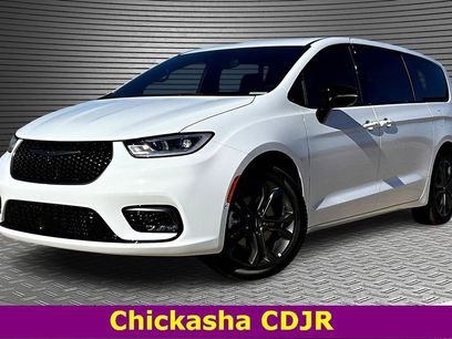 New 2026 Chrysler Pacifica Select