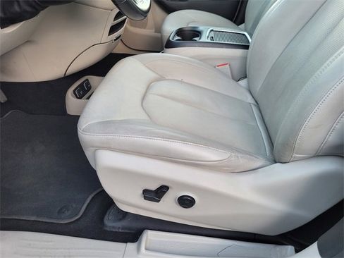 Certified 2021 Chrysler Pacifica Touring-L image 17