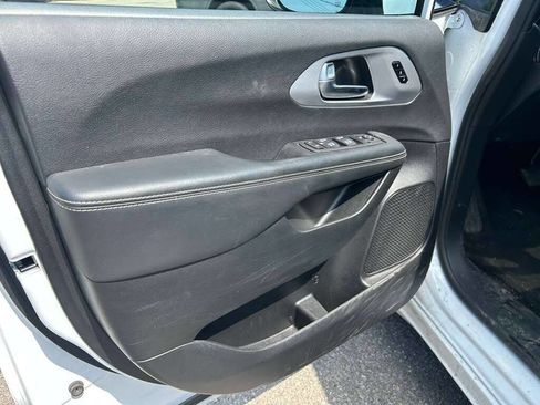 Used 2025 Chrysler Pacifica Limited FWD image 10