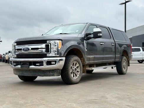 Used 2017 Ford F250 XLT w/ XLT Premium Package image 4