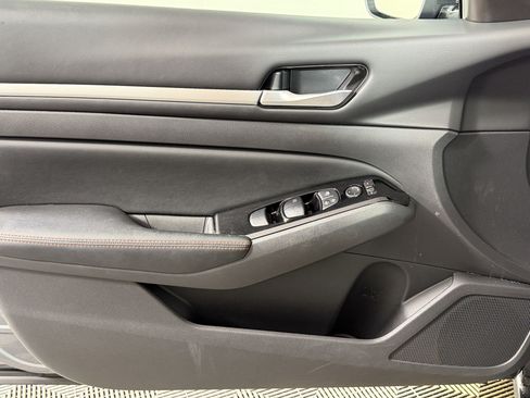 Used 2025 Nissan Altima 2.5 SR FWD image 12