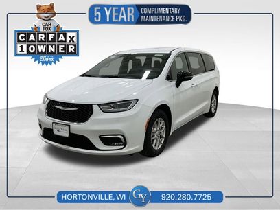Used 2025 Chrysler Pacifica Select