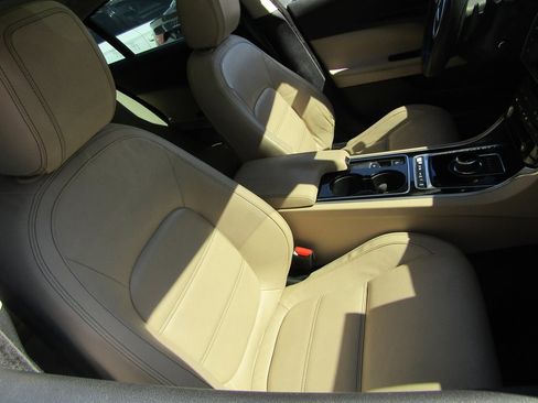 Used 2017 Jaguar XE Prestige image 5