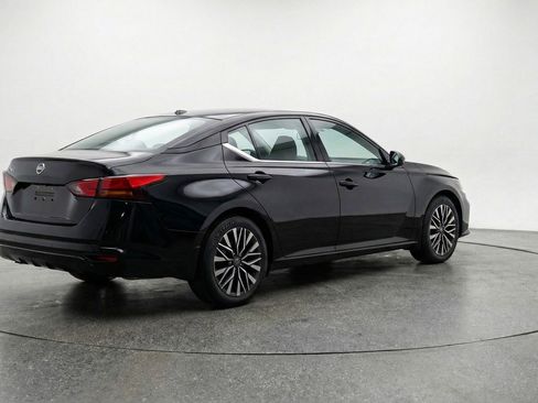 Used 2025 Nissan Altima 2.5 SV image 9