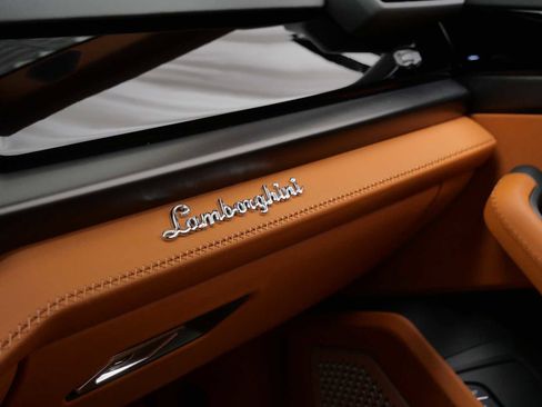 Used 2025 Lamborghini Urus SE AWD/4WD image 26