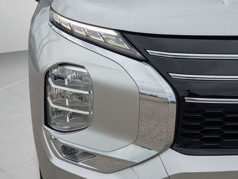 Used 2025 Mitsubishi Outlander SE FWD image 32
